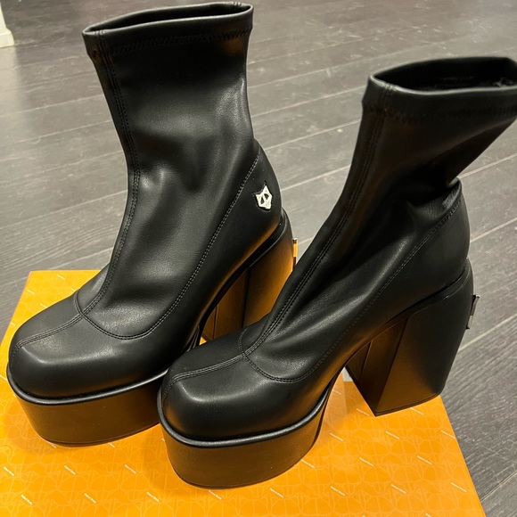 Naked Wolfe Shoes - Naked Wolfe heal boots